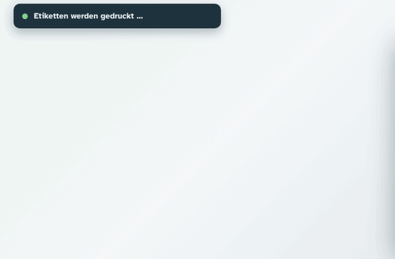 Animierte Beispielansicht: Etikettenbogen wird gedruckt, das Handy scannt einen QR-Code und öffnet die richtige Probe.